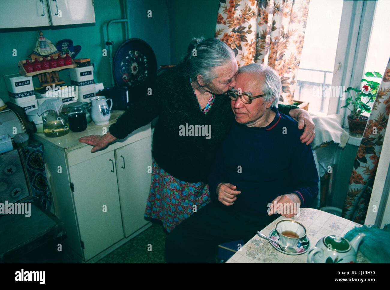 Ein russisches Paar in den 90er Jahren, das Ende 1991 in seiner Küche in Moskau von einer Rente mit 200 Rubel pro Monat lebt. Stockfoto