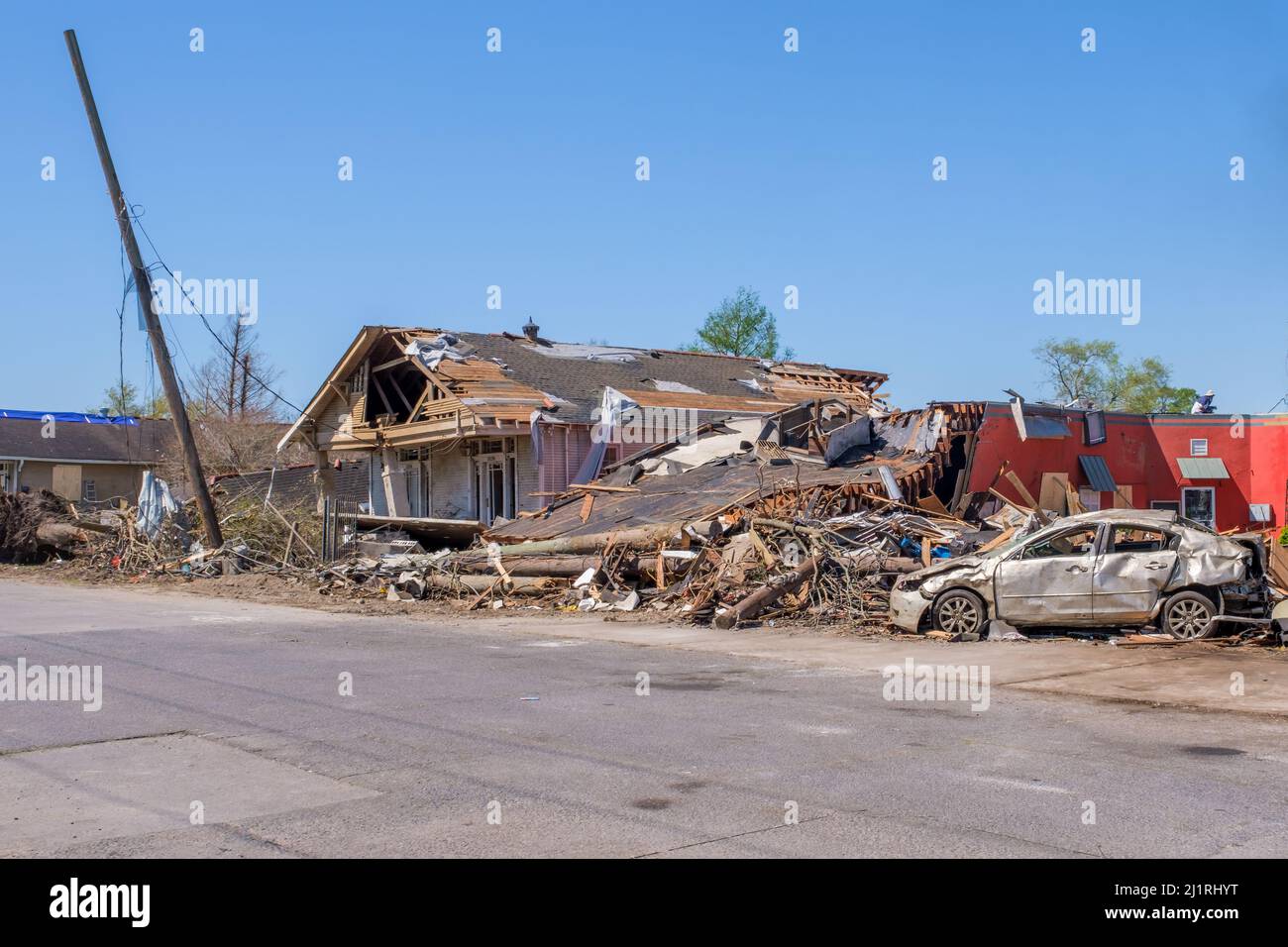 ARABI, LA, USA - 26. MÄRZ 2022: Schwer beschädigte Gebäude und Autos auf der Friscoville Avenue, nachdem der Tornado am 22. März niedergefahren war Stockfoto