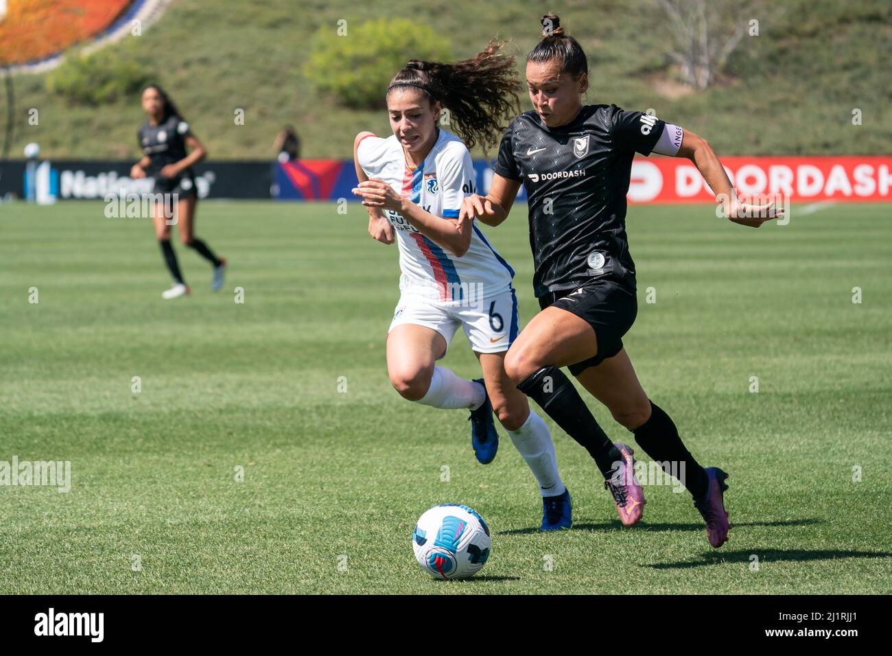 Angel City FC-Verteidiger Ali Riley (5) sieht sich während eines NWSL-Spiels am Samstag, den 26. März 2022, in der Titan Street an der OL Reign Mittelfeldspieler Angelina (6) vorbei Stockfoto