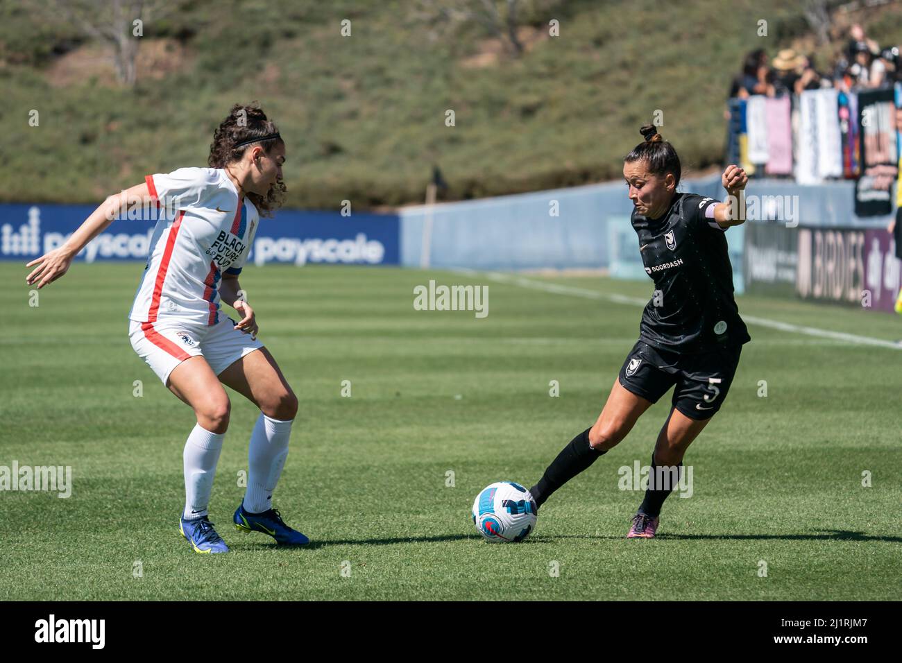 Angel City FC-Verteidiger Ali Riley (5) sieht sich während eines NWSL-Spiels am Samstag, den 26. März 2022, in der Titan Street an der OL Reign Mittelfeldspieler Angelina (6) vorbei Stockfoto