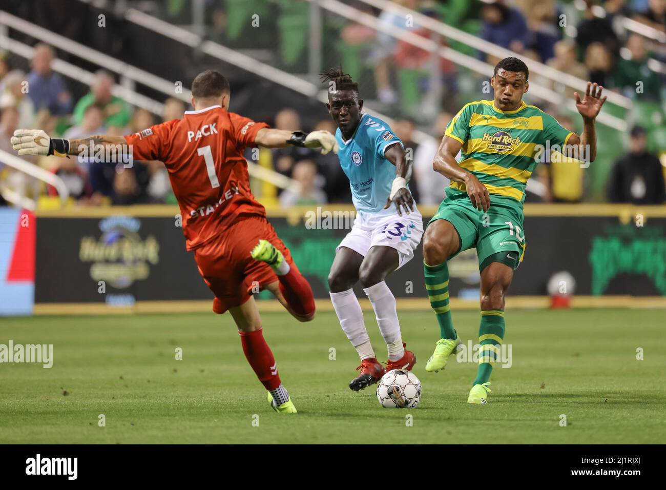 St. Petersburg, FL USA:H13 versuchte so langsam Tampa Bay Rowdies vorne Steven Dos Santos (10), bevor er einen Schuss auf das Tor während eines USL Fußball g bekommen kann Stockfoto