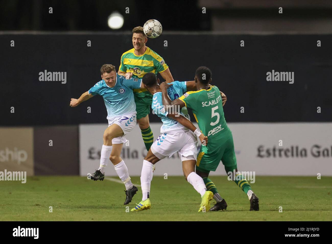 St. Petersburg, FL USA: Hartford Athletic Forward Mitchell Curry (17) und Tampa Bay Rowdies-Verteidiger Connor Atley (2) steigen während einer USL für einen Kopfball auf Stockfoto