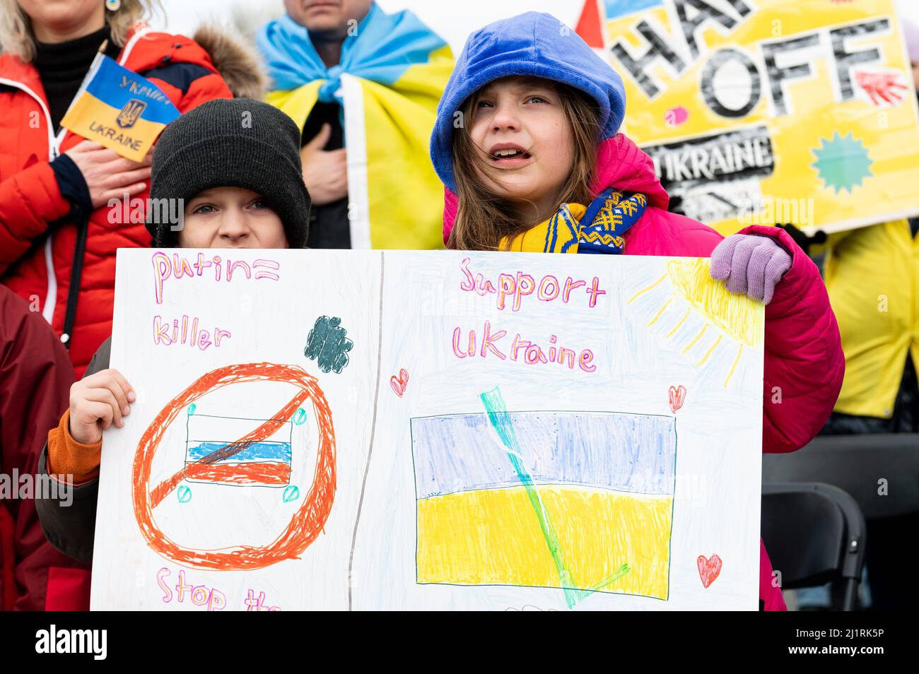 Washington, Usa. 27. März 2022. 27. März 2022 - Washington, DC, USA: Kinder halten ein Schild mit den Aufschrift „Putin = Killer“ und „unterstützt die Ukraine“ an einem Stand mit der Ukraine-Kundgebung am Lincoln Memorial. (Foto: Michael Brochstein/Sipa USA) Quelle: SIPA USA/Alamy Live News Stockfoto