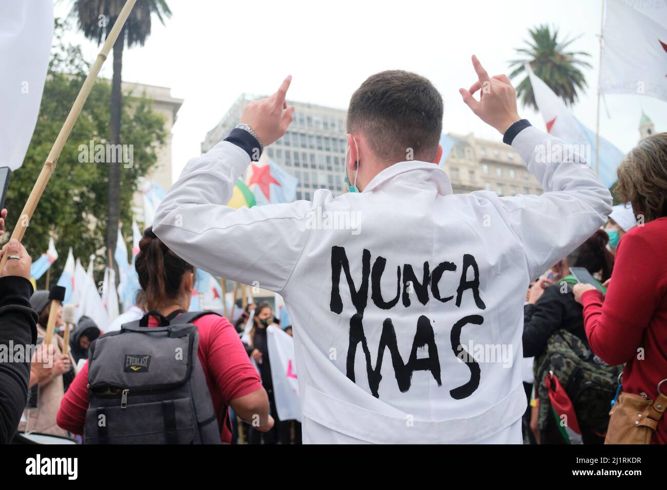 Buenos Aires, Argentinien; 24. März 2022: Nationaler Gedenktag für Wahrheit und Gerechtigkeit, Versammlung der Menschen auf der Plaza de Mayo; ein Mann auf dem Rücken, ein Stockfoto