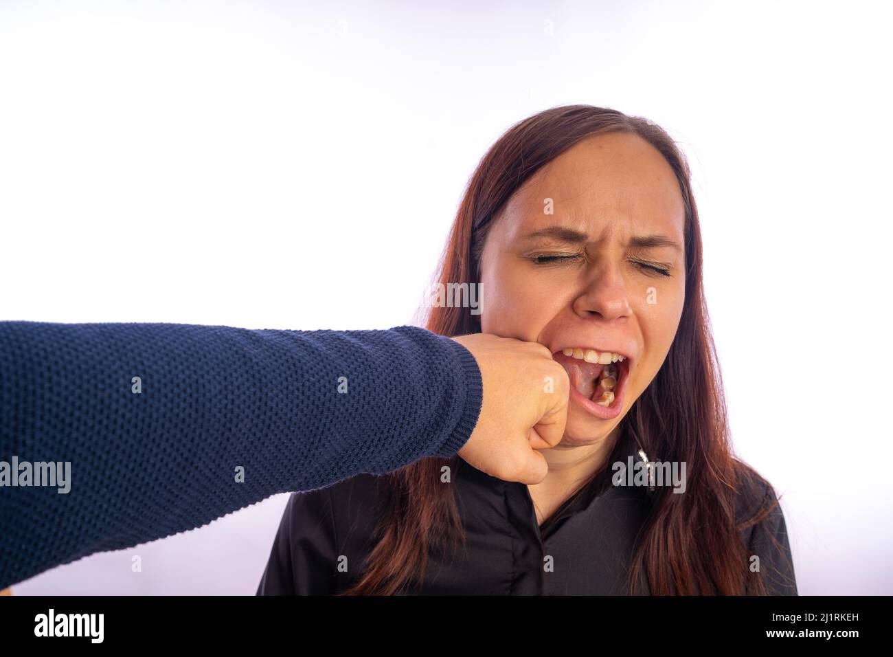 Frau schlägt mann Fotos und Bildmaterial in hoher Auflösung Alamy