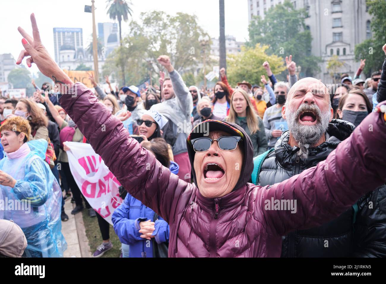 Buenos Aires, Argentinien; 24 2022. März: Nationaler Gedenktag für Wahrheit und Gerechtigkeit, Plaza de Mayo, Menschenmenge, die ihre Arme hochhebt und in Erinnerung ruft Stockfoto