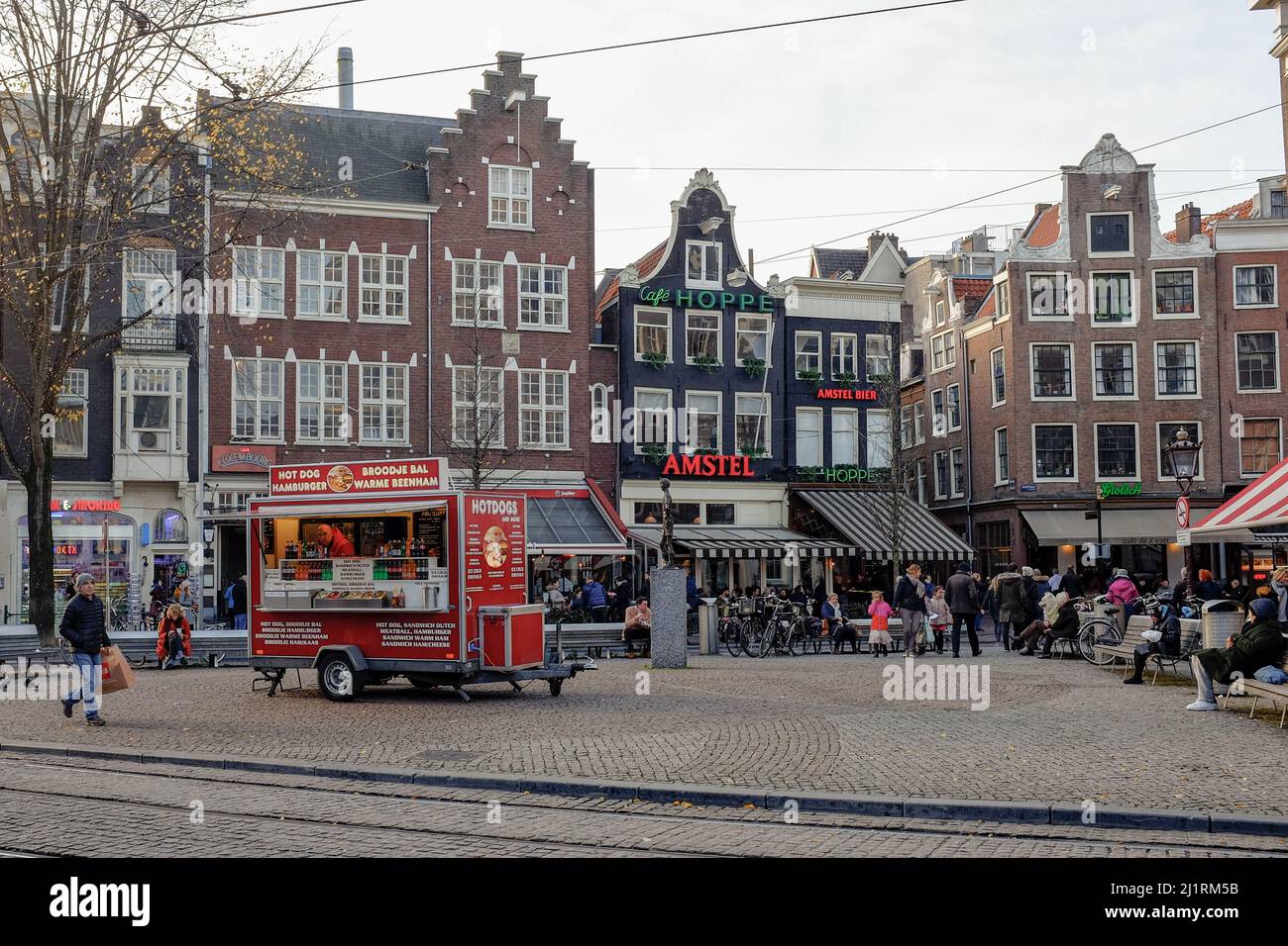 Berühmte Amsterdam traditionelle städtische Wahrzeichen mit Geschäften und Food Trucks, Holland Europa Hauptstadt Stockfoto