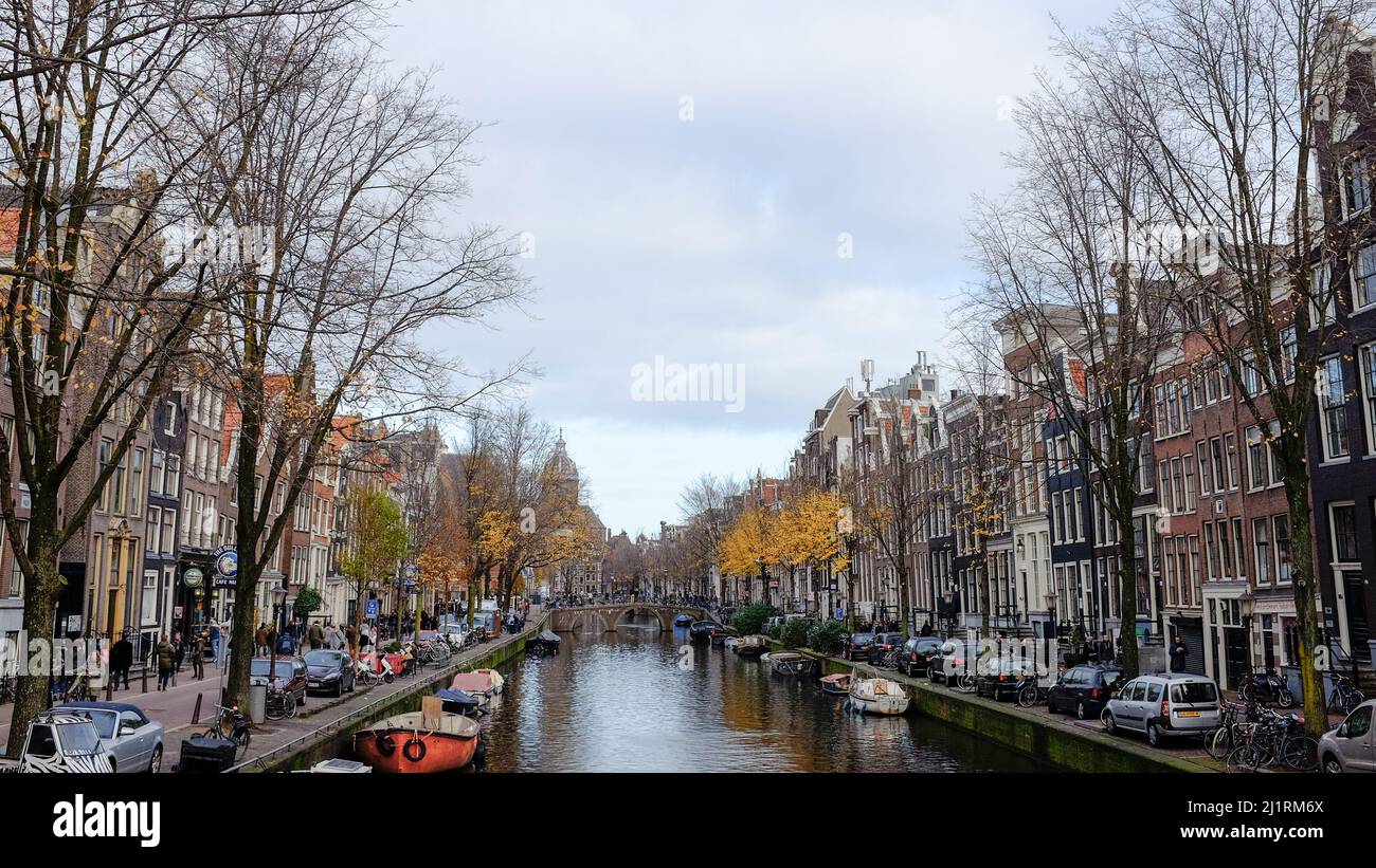 Berühmte Amsterdamer traditionelle Grachtengebäude, Wahrzeichen der Architektur, Holland-Europa-Hauptstadt Stockfoto