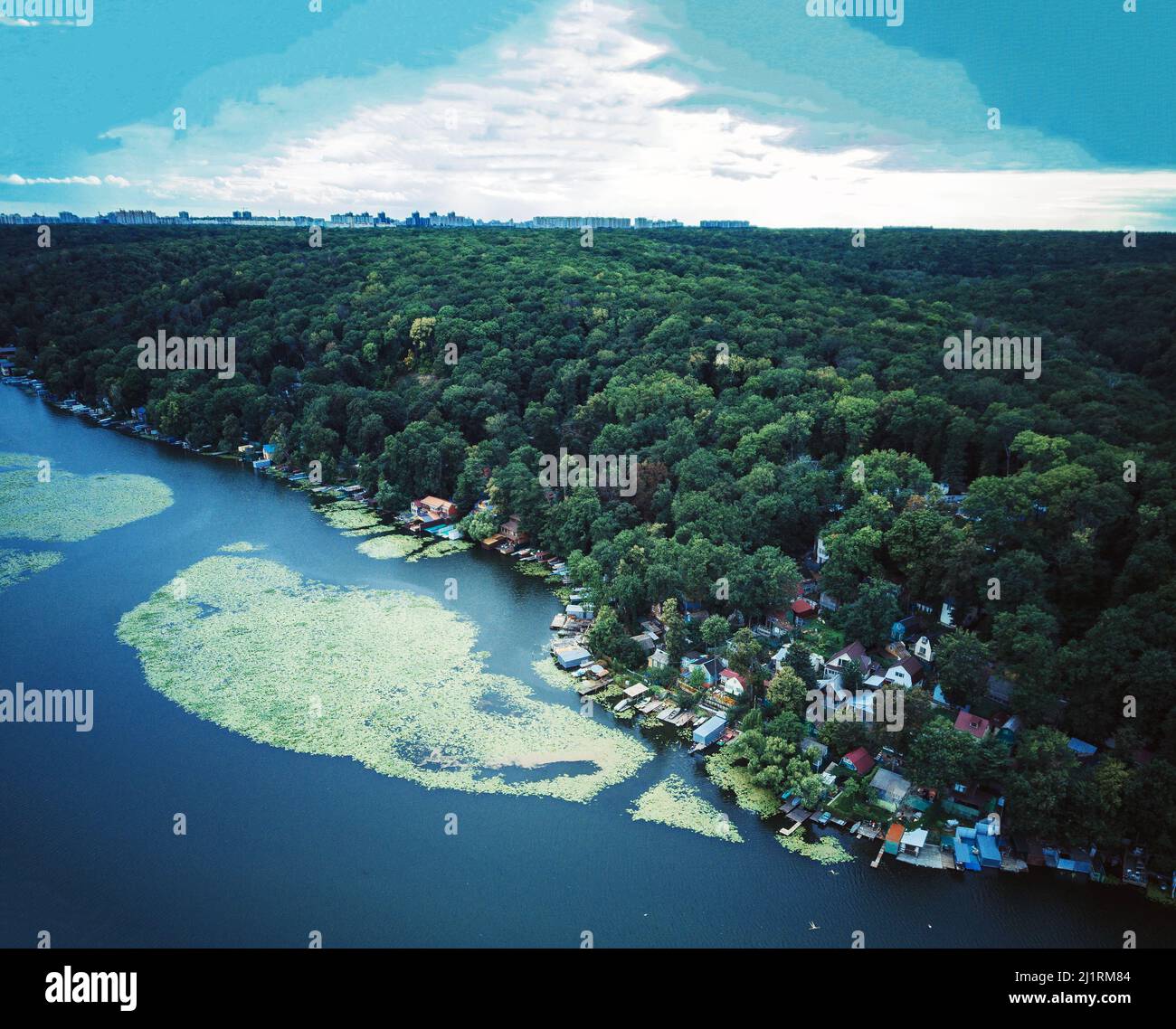 Von oben erstaunliche See mit ruhigen Wasser in der Nähe von grünen Wald in der Natur Stockfoto