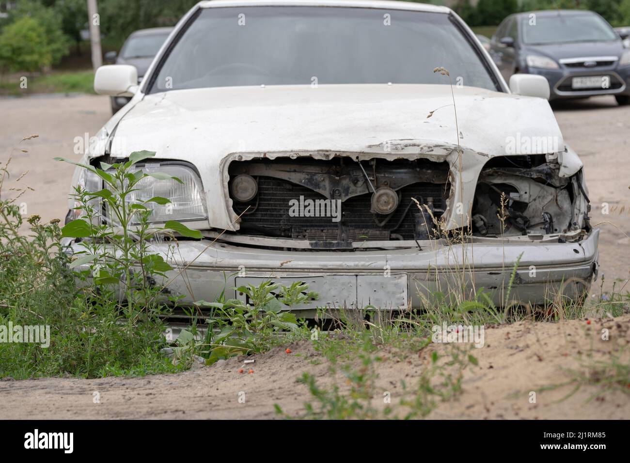 Verlassene rostigen alten Auto auf der Straße Stockfoto