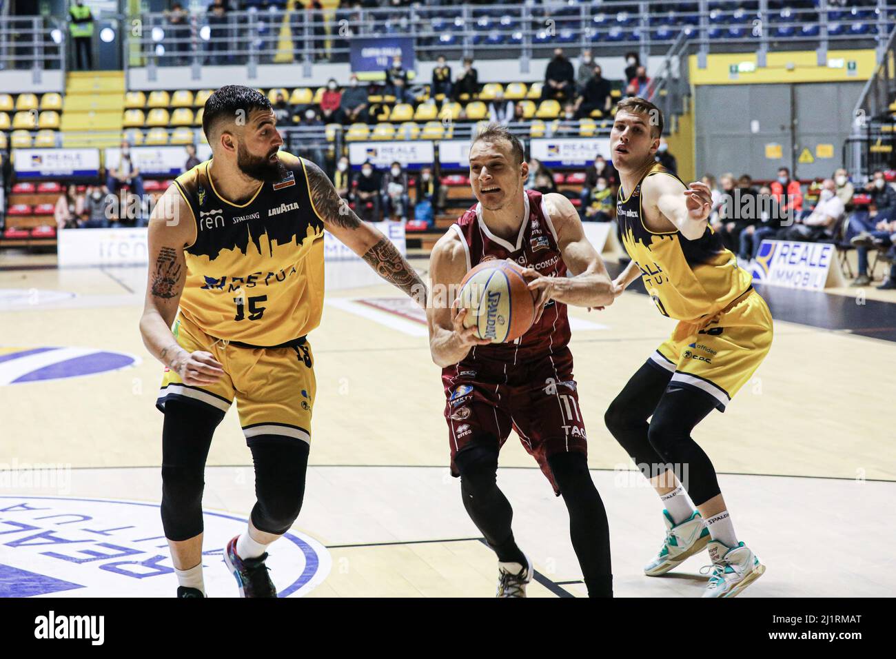 Turin, Italien. 27. März 2022. Spiel von Lega Nazionale Pallacanestro Championship A2 reale Muta Torino gegen 2B Control Trapani in Turin, Italien, am März 27, 2022.Turin gewann durch 79 -63. (Foto von Norberto Maccagno/Pacific Press/Sipa USA) Quelle: SIPA USA/Alamy Live News Stockfoto