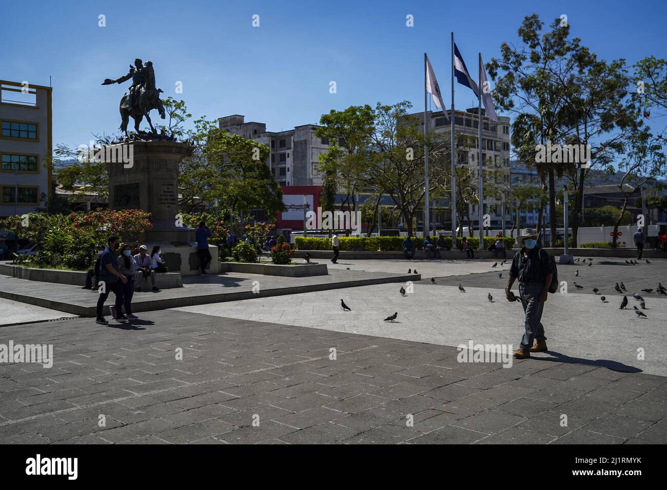 San Salvador, El Salvador. 27. März 2022. Die Menschen ruhen auf dem Gerardo Barrios Plaza. Heute hat El Salvador die höchste Anzahl von Morden in der jüngeren Geschichte registriert, als 62 Morde registriert wurden, die mit Banden in Verbindung stehen. Kredit: SOPA Images Limited/Alamy Live Nachrichten Stockfoto