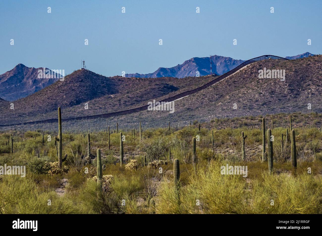 Trumps Grenzmauer erstreckt sich über das Organ Pipe Cactus National Monument, Arizona. Stockfoto
