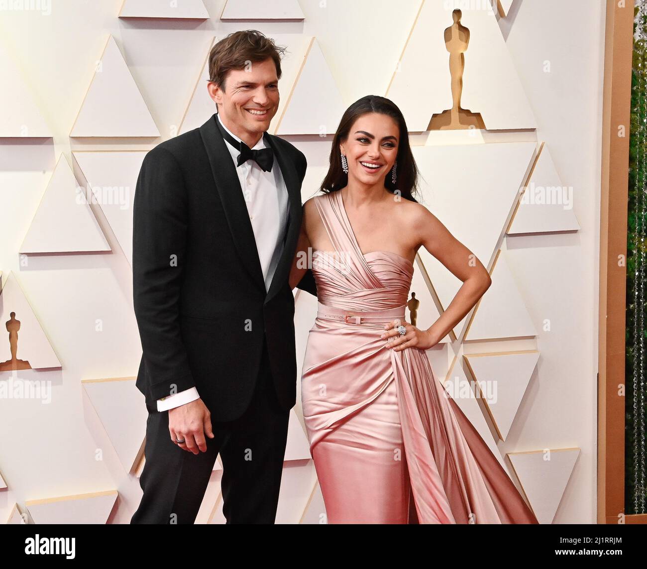 Los Angeles, Usa. 27. März 2022. Ashton Kutcher und Mila Kunis kommen am Sonntag, den 27. März 2022, zu den jährlichen Academy Awards 94. im Dolby Theater in der Hollywood-Sektion von Los Angeles, Kalifornien, an. Foto von Jim Ruymen/UPI Credit: UPI/Alamy Live News Stockfoto