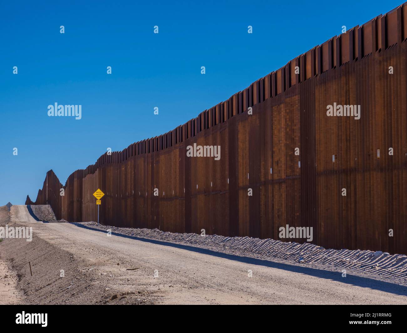 Trump's Border Wall von Quitobaquito Pond, Puerto Blanco Loop Drive, Organ Pipe Cactus National Monument, Arizona. Stockfoto