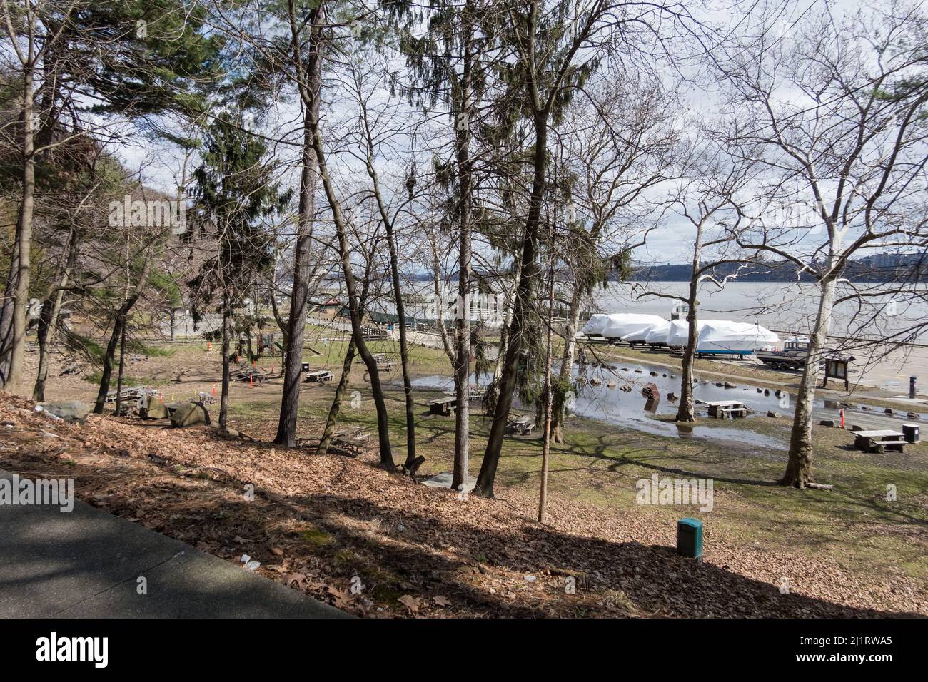 Aktueller Blick auf den Englewood Picnic Area Parkplatz, Palisades Interstate Park, Bergen County, NJ nach dem Sturm Ida Schaden / Aufräumen Stockfoto