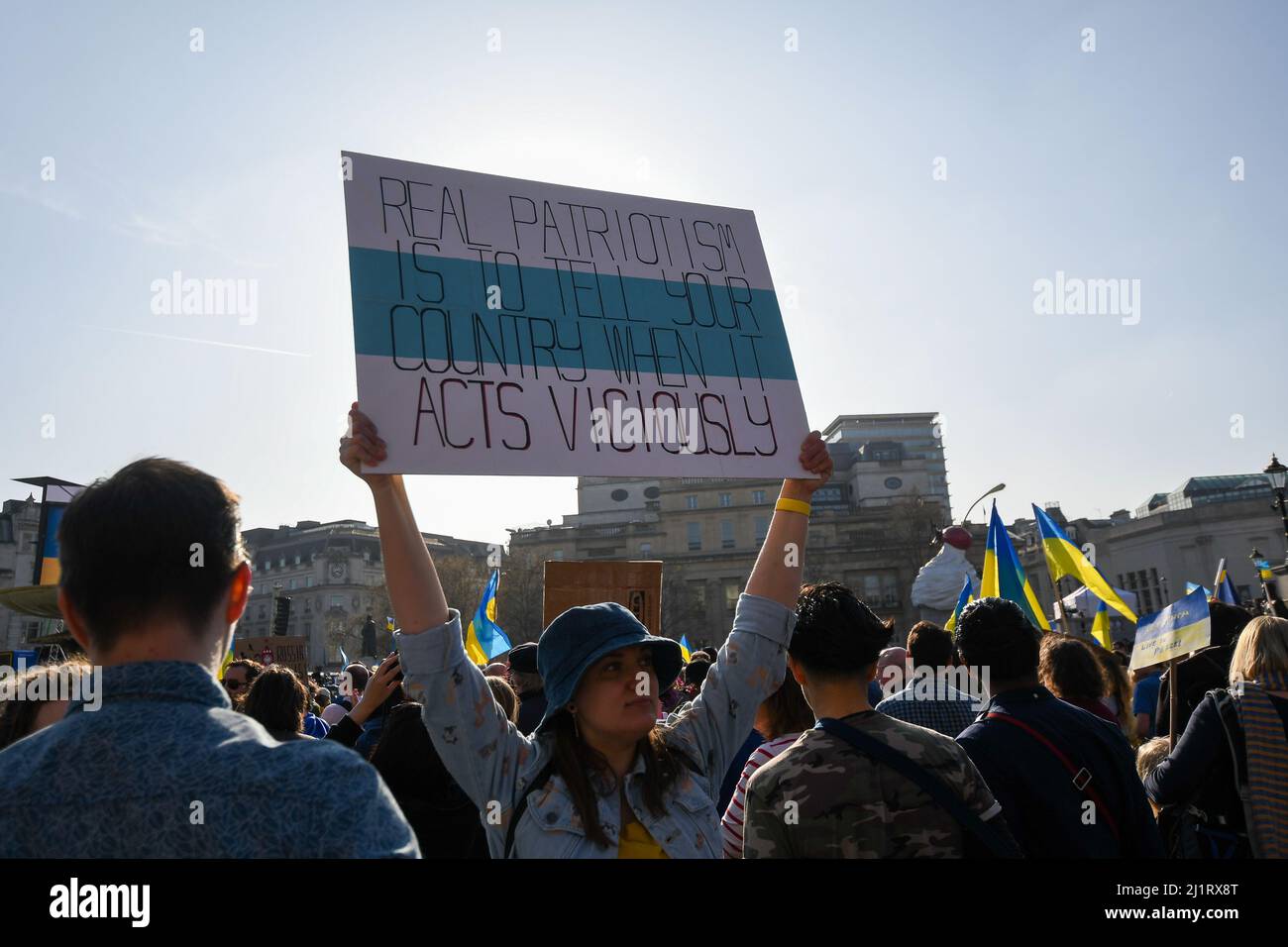 Ukrainischer marsch durch London am 26.. März 2022. Eine große Menge versammelte sich, um gegen die russische Invasion in der Ukraine zu protestieren. London steht mit der Ukraine. Stockfoto