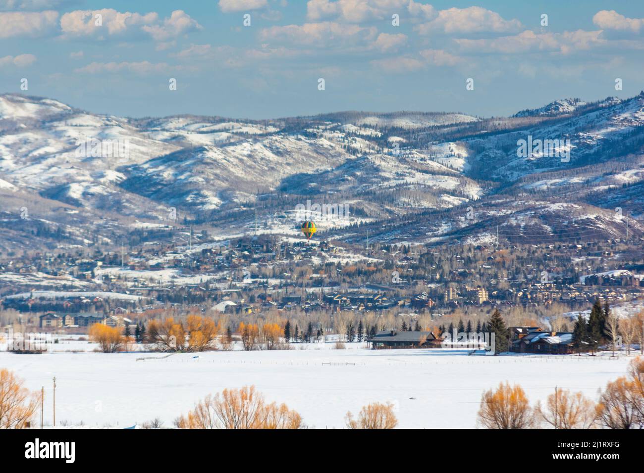 Steamboat Springs Colorado an einem sonnigen, schneebedeckten Tag Stockfoto
