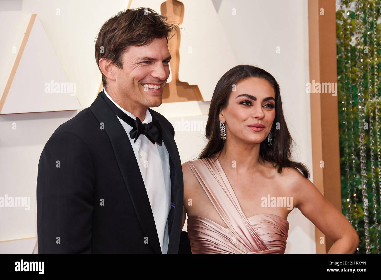 Los Angeles, USA. 27. März 2022. Ashton Kutcher und Mila Kunis gehen auf dem roten Teppich bei den Academy Awards 94., die am 27. März 2022 im Dolby Theater in Hollywood, CA, verliehen wurden. (Foto: Sthanlee B. Mirador/Sipa USA) Quelle: SIPA USA/Alamy Live News Stockfoto