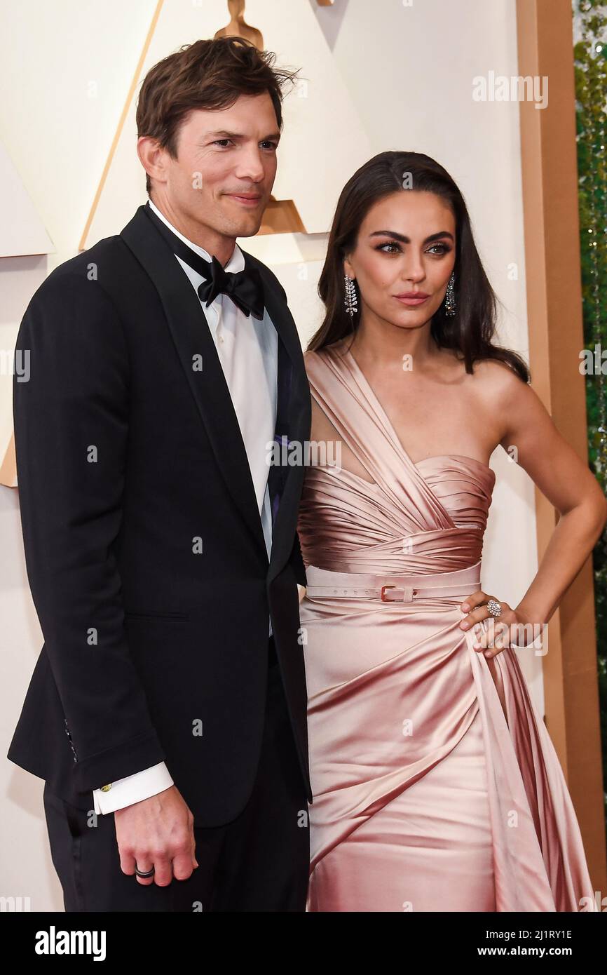 Los Angeles, USA. 27. März 2022. Ashton Kutcher und Mila Kunis gehen auf dem roten Teppich bei den Academy Awards 94., die am 27. März 2022 im Dolby Theater in Hollywood, CA, verliehen wurden. (Foto: Sthanlee B. Mirador/Sipa USA) Quelle: SIPA USA/Alamy Live News Stockfoto