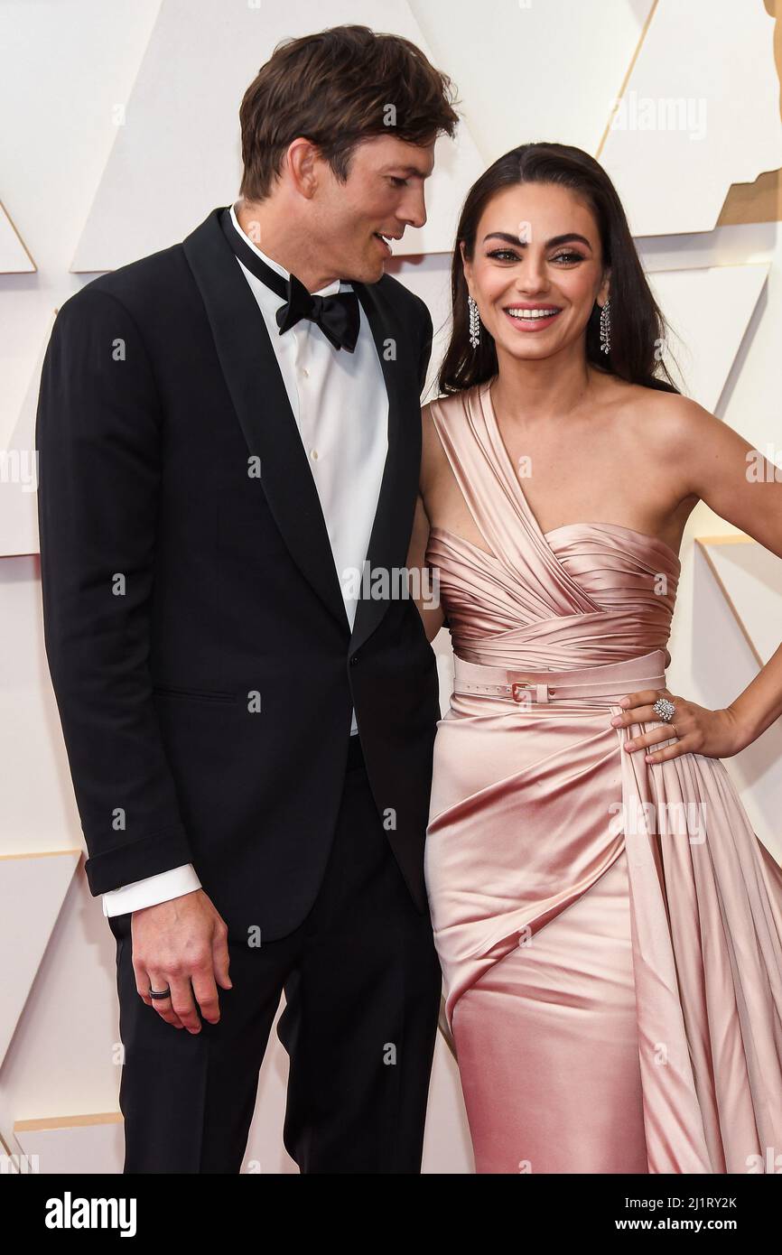 Los Angeles, USA. 27. März 2022. Ashton Kutcher und Mila Kunis gehen auf dem roten Teppich bei den Academy Awards 94., die am 27. März 2022 im Dolby Theater in Hollywood, CA, verliehen wurden. (Foto: Sthanlee B. Mirador/Sipa USA) Quelle: SIPA USA/Alamy Live News Stockfoto