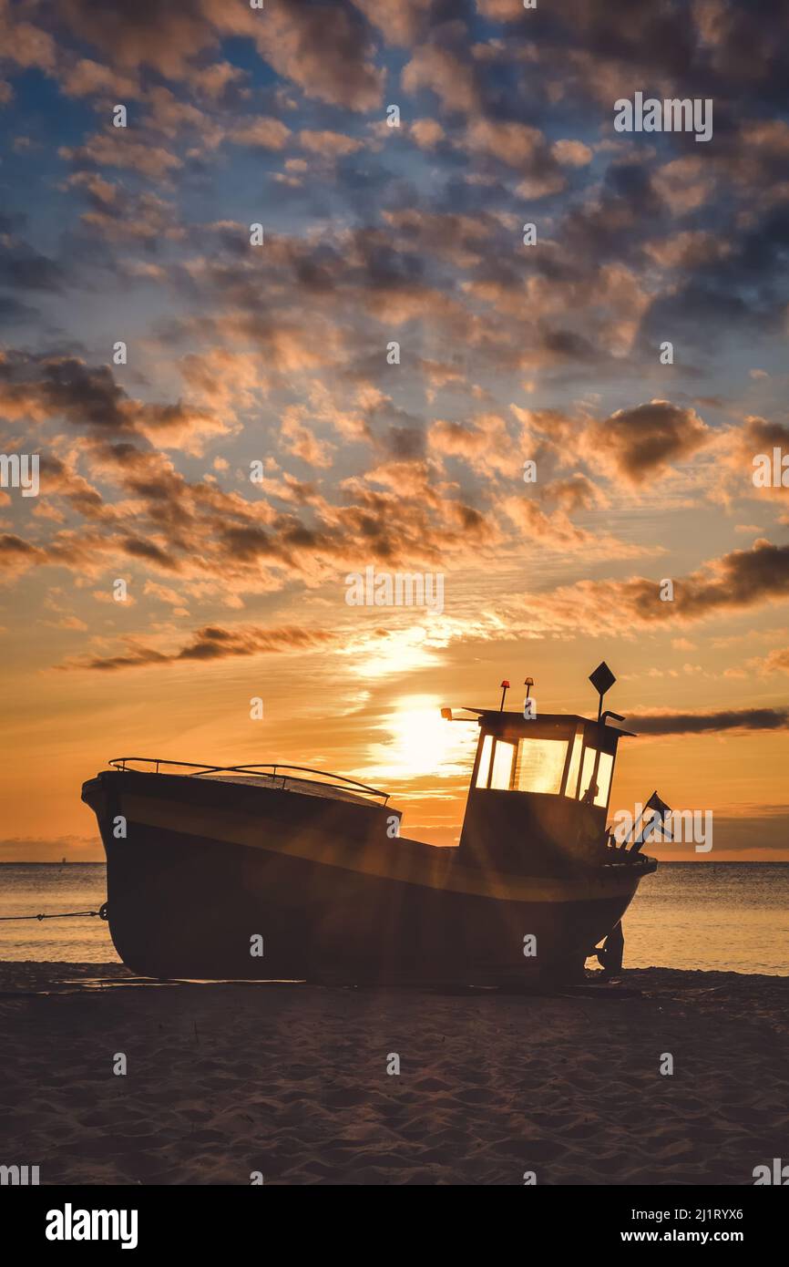 Schöner Morgenblick an der polnischen Küste in Gdynia. Schiff auf einem Sandstrand am Morgen. Stockfoto