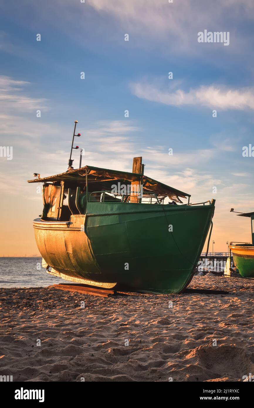 Schöner Morgenblick an der polnischen Küste in Gdynia. Schiff auf einem Sandstrand am Morgen. Stockfoto