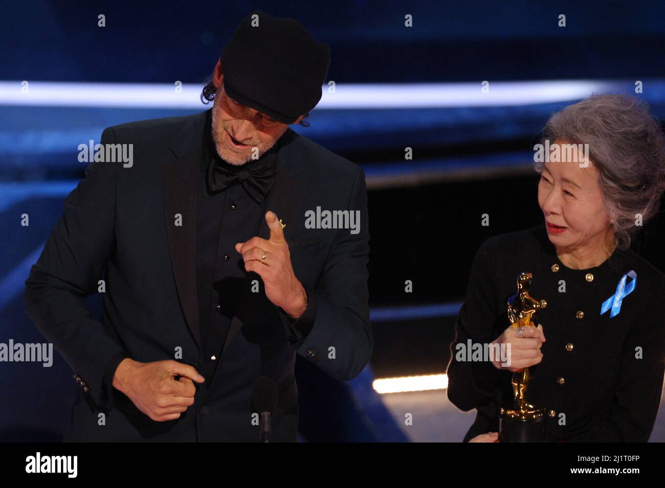 Troy Kotsur unterschreibt, als er den Oscar für den besten