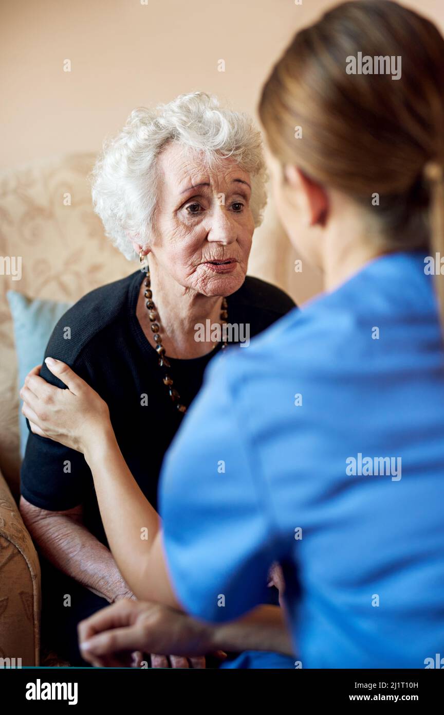 Ich bin dankbar für eure Freundlichkeit und euer Mitgefühl. Aufnahme einer Krankenschwester, die in einem Pflegeheim für eine ältere Frau sorgt. Stockfoto