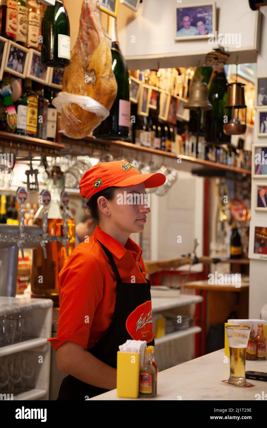 Mitarbeiter des Restaurants und der Bar Box 32 im öffentlichen Markt im kolonialen Zentrum von Old Florianopolis, Santa Catarina, Brasilien Stockfoto