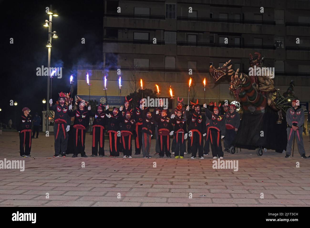 Die Demonstranten zünden blaue und gelbe Fackeln an, die der ukrainischen Flagge nacheiferten, während des Feuerwerks, das in Solidarität mit den ukrainischen Flüchtlingen in Vendrell gezeigt wurde. Die Vereinigung „DRAC de FOC El Cabrot de El Vendrell“ (Feuerdrache) handelt in einer pyrotechnischen Darstellung in Solidarität und Unterstützung für Menschen ukrainischer Nationalität, die aufgrund der Invasion Russlands in der Ukraine in Hotels und kommunalen Hostels in der Stadt Vendrell Flüchtlinge sind, Die Aufführung von Feuerparaden ist eine katalanische Tradition, die jedes Jahr in Städten und Gemeinden stattfindet. Stockfoto