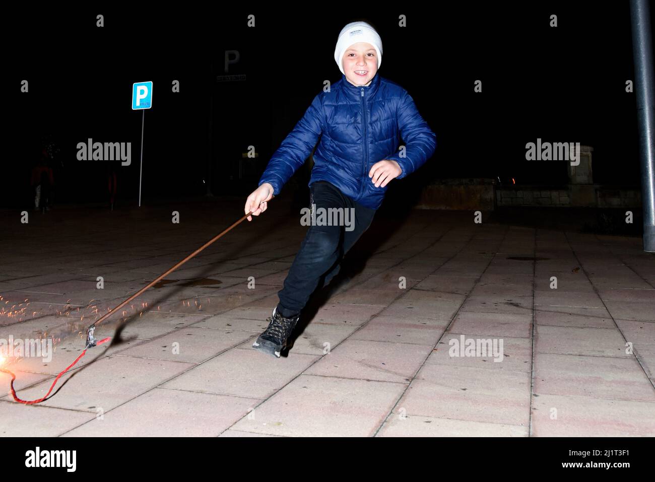 Vendrell, Spanien. 05. Januar 2022. Ein ukrainischer Flüchtlingsjunge spielt in Vendrell mit einem Feuerstock. Die Vereinigung „DRAC de FOC El Cabrot de El Vendrell“ (Feuerdrache) handelt in einer pyrotechnischen Darstellung in Solidarität und Unterstützung für Menschen ukrainischer Nationalität, die aufgrund der Invasion Russlands in der Ukraine in Hotels und kommunalen Hostels in der Stadt Vendrell Flüchtlinge sind, Die Aufführung von Feuerparaden ist eine katalanische Tradition, die jedes Jahr in Städten und Gemeinden stattfindet. (Foto von Ramon Costa/SOPA Images/Sipa USA) Quelle: SIPA USA/Alamy Live News Stockfoto