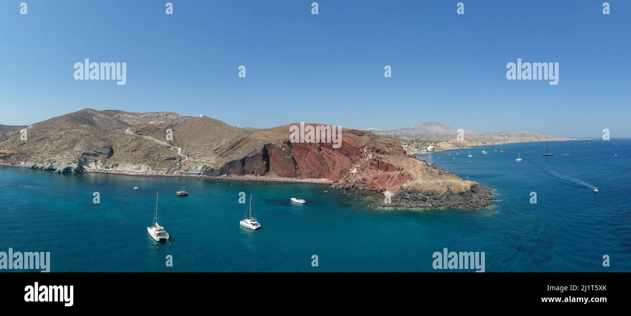 Der berühmte Rote Strand in Santorini, Griechenland mit blauem Himmel. Stockfoto