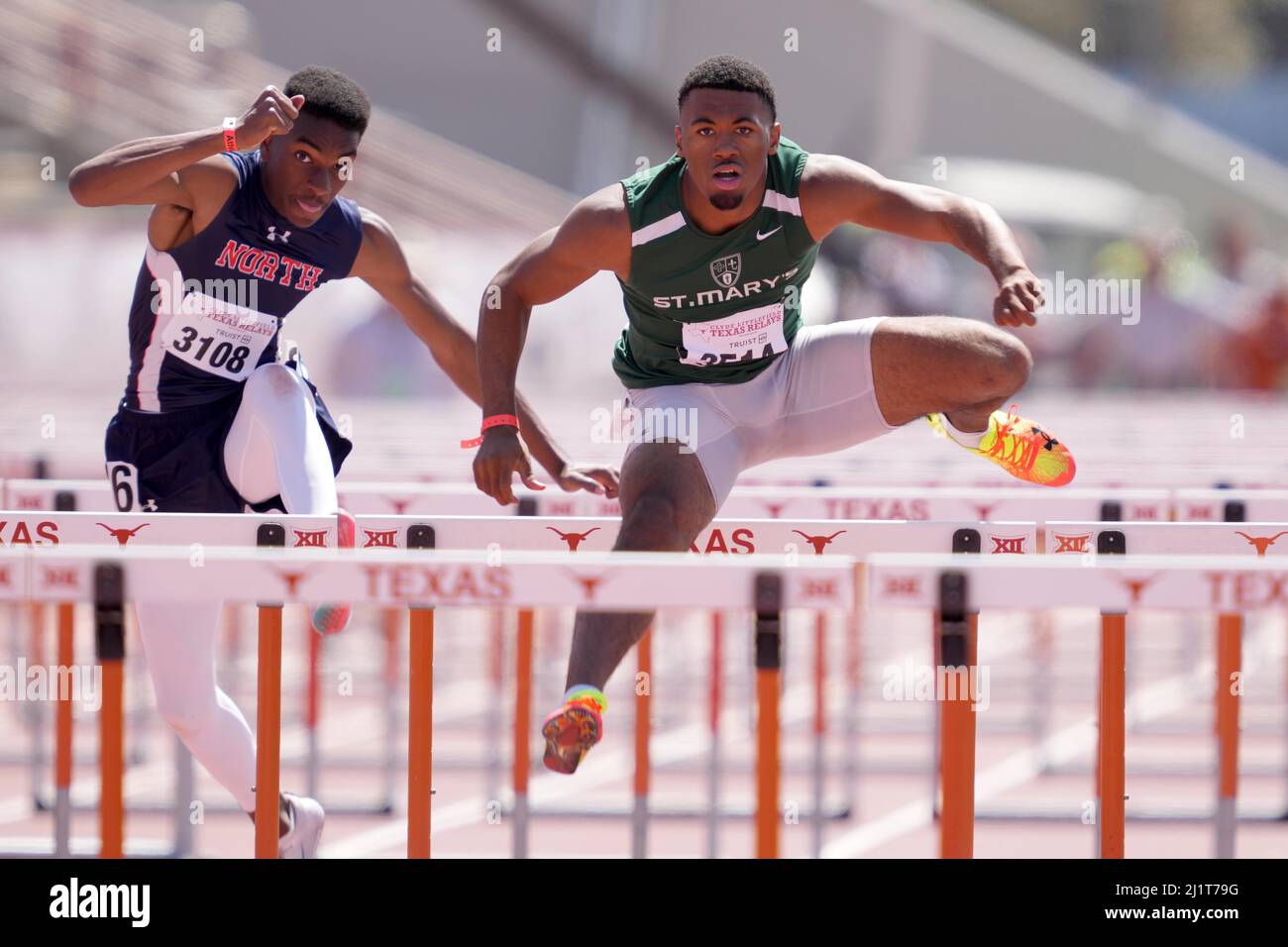 Jadyn Marshall von St. Mary's (Stockton) gewinnt die Jungen Divison II 110m Hürden in einem windunterstützten 13,35 während der 94. Clyde Littlefield Texas Relays, Sa Stockfoto