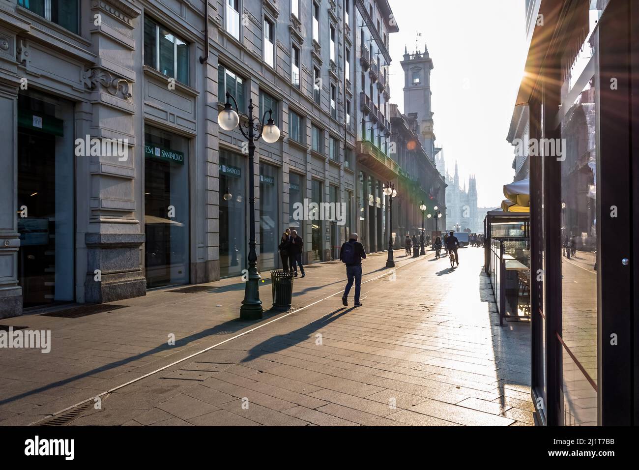 Stadtlandschaft des Stadtzentrums von der Via dei Mercanti (Straße der Kaufleute). Weit im Hintergrund der Mailänder Dom Stockfoto