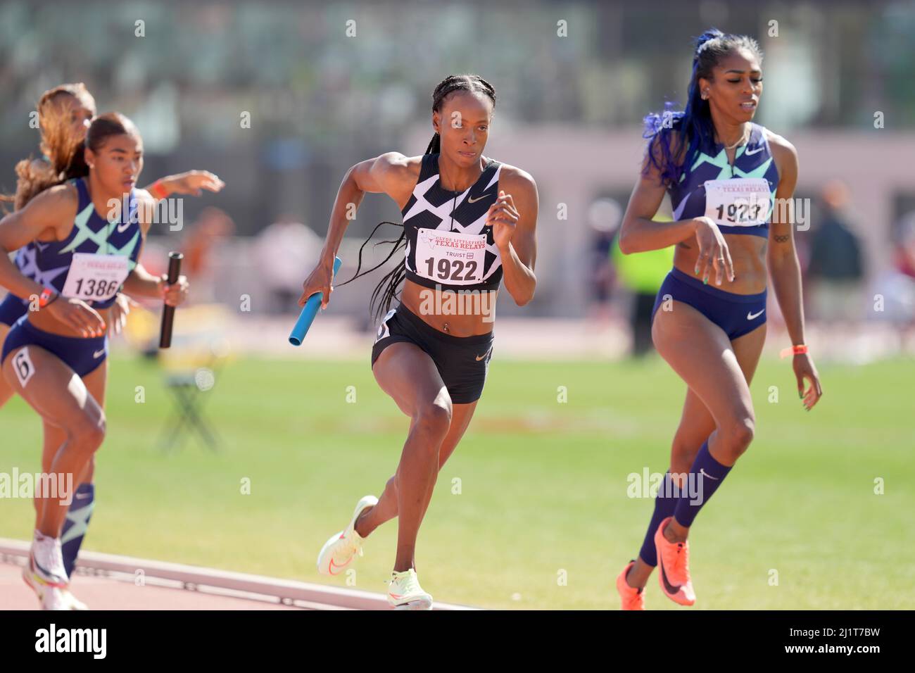 Dailiah Muhammad nimmt die Übergabe von Raeven Rogers in der 4 x 400m-Staffel der Frauen während der Clyde Littlefield Texas Relays 94., Samstag, 26. März, Stockfoto