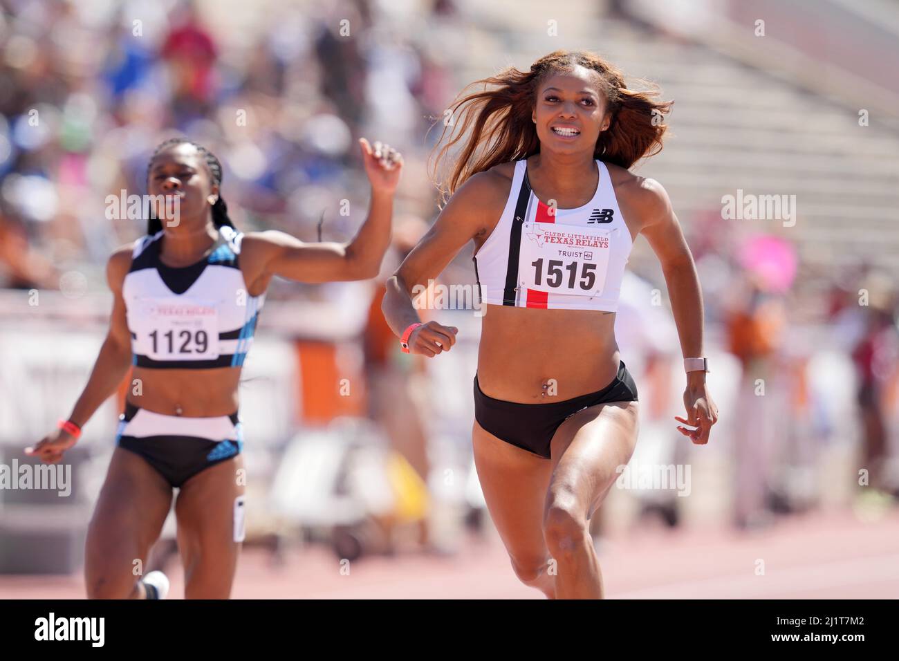 Gabby Thomas alias Gabrielle Thomas (rechts) besiegt Tynia Gaither, um 10,92 beim Clyde Littlefield Texas 94. die Einladungswelle der Frauen 100m zu gewinnen Stockfoto