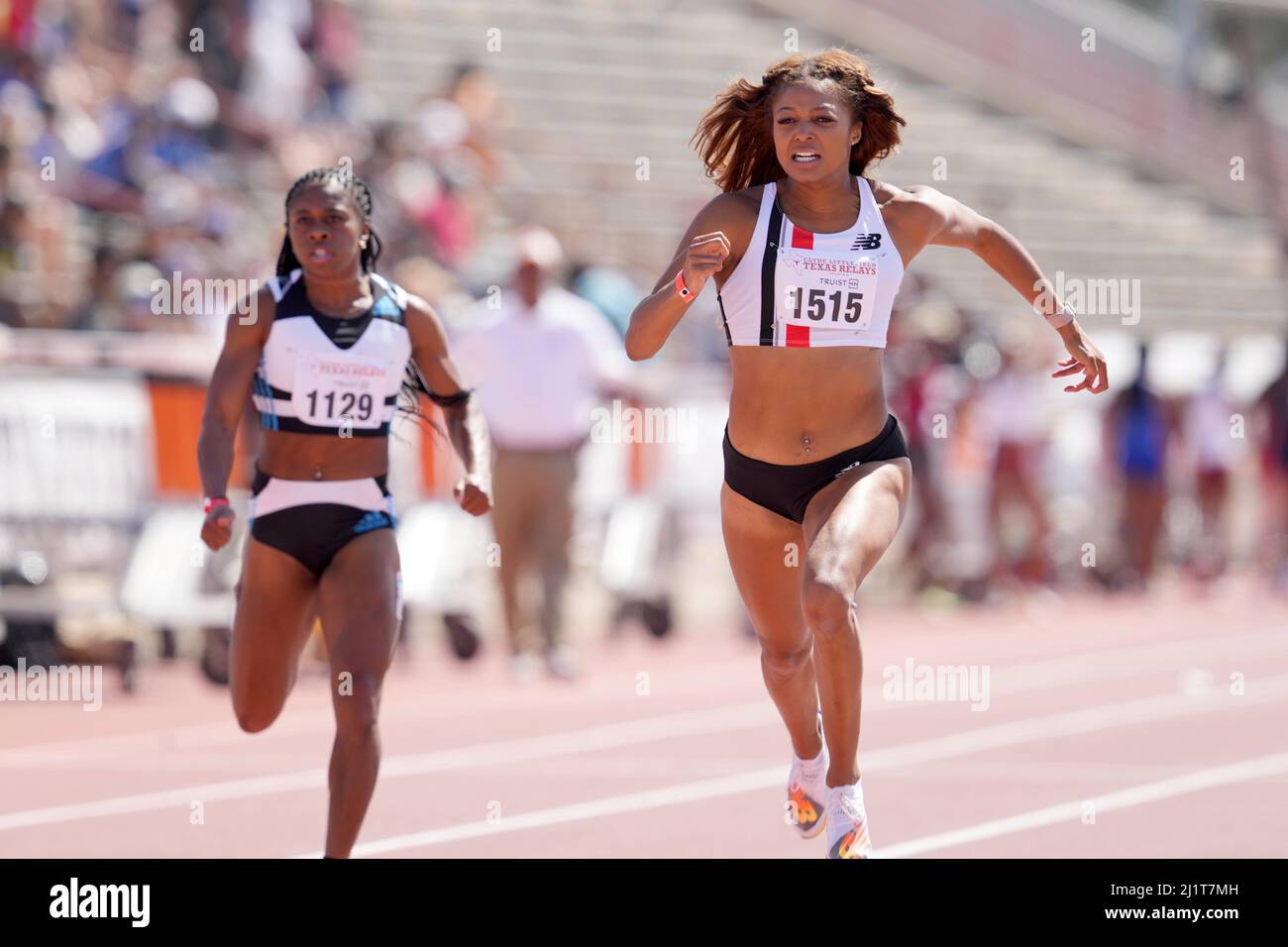 Gabby Thomas alias Gabrielle Thomas (rechts) besiegt Tynia Gaither, um 10,92 beim Clyde Littlefield Texas 94. die Einladungswelle der Frauen 100m zu gewinnen Stockfoto