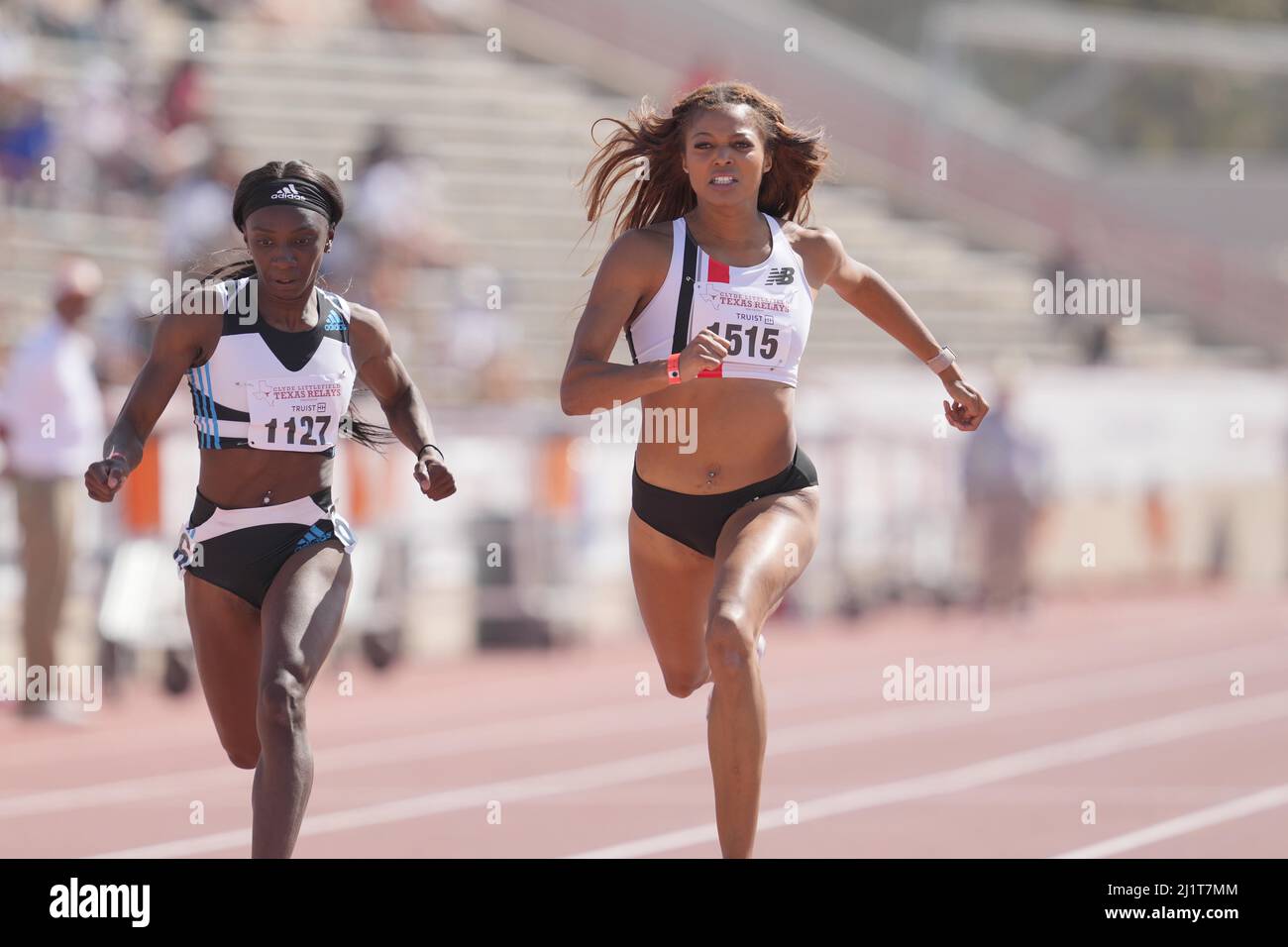 Gabby Thomas alias Gabrielle Thomas (rechts) besiegt Tamara Clark, um die 200m Frauen zu gewinnen, die vom Wind 21,69 zu 21,72 waren, während des Clyde Littlefield T 94. Stockfoto