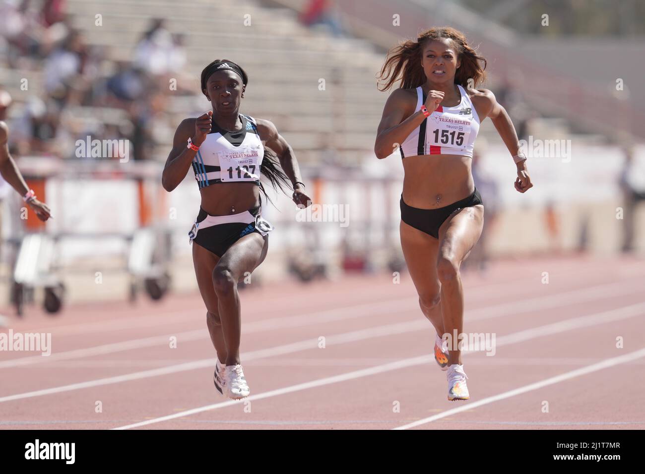 Gabby Thomas alias Gabrielle Thomas (rechts) besiegt Tamara Clark, um die 200m Frauen zu gewinnen, die vom Wind 21,69 zu 21,72 waren, während des Clyde Littlefield T 94. Stockfoto