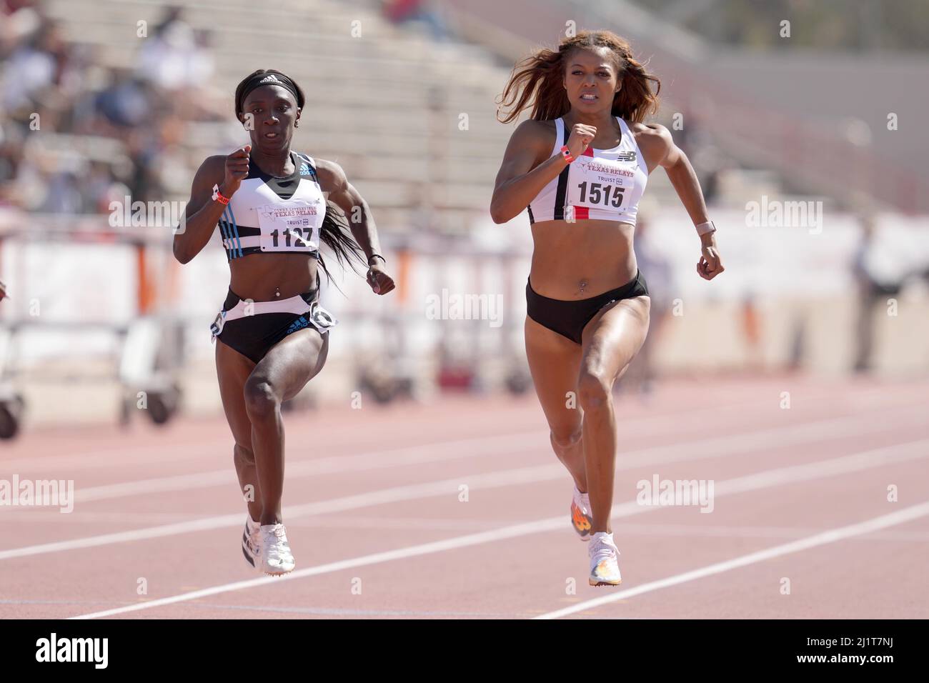Gabby Thomas alias Gabrielle Thomas (rechts) besiegt Tamara Clark, um die 200m Frauen zu gewinnen, die vom Wind 21,69 zu 21,72 waren, während des Clyde Littlefield T 94. Stockfoto