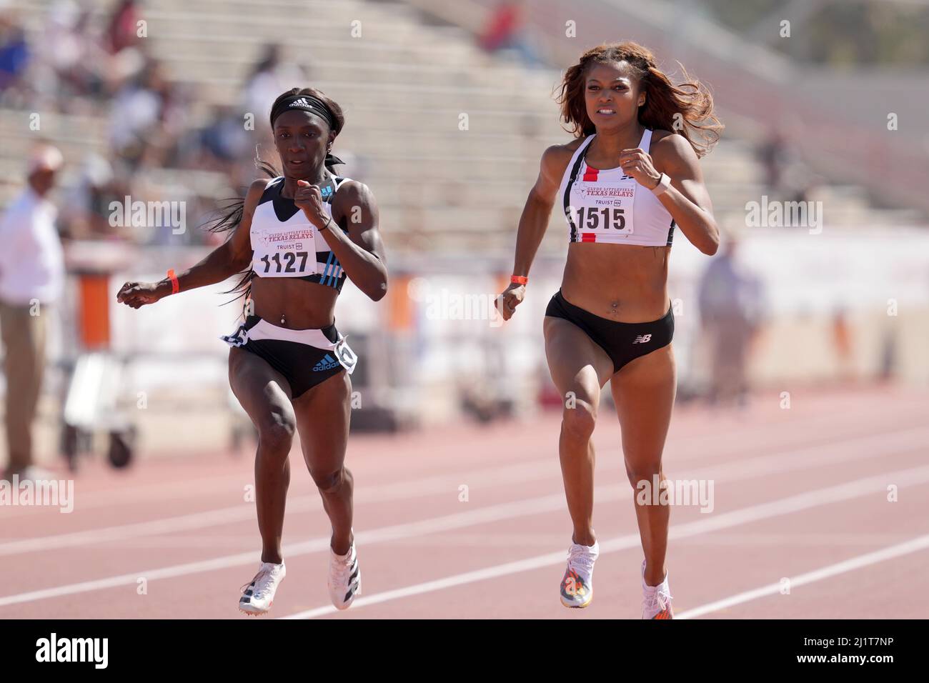 Gabby Thomas alias Gabrielle Thomas (rechts) besiegt Tamara Clark, um die 200m Frauen zu gewinnen, die vom Wind 21,69 zu 21,72 waren, während des Clyde Littlefield T 94. Stockfoto