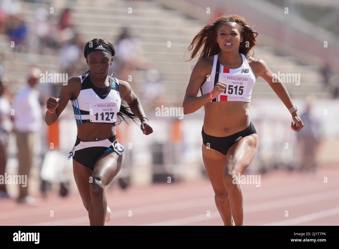 Gabby Thomas alias Gabrielle Thomas (rechts) besiegt Tamara Clark, um die 200m Frauen zu gewinnen, die vom Wind 21,69 zu 21,72 waren, während des Clyde Littlefield T 94. Stockfoto