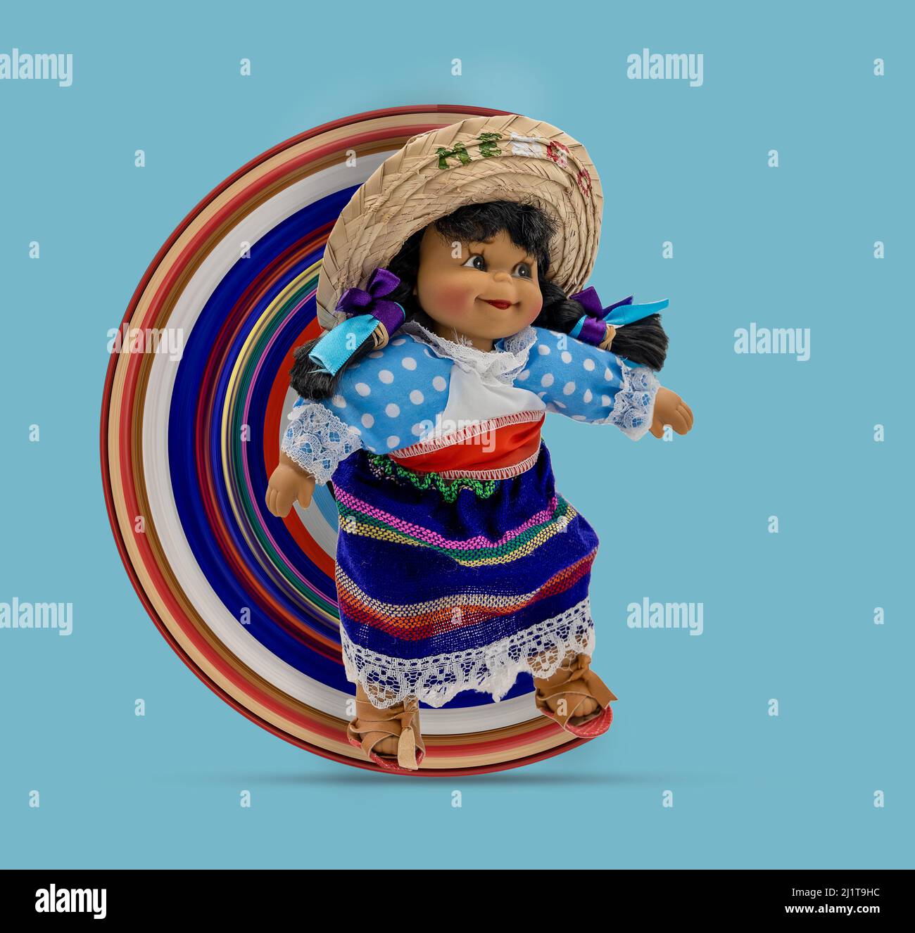 Weibliche Puppe in bunten traditionellen Kleidern von mexikanischen Menschen auf blauem Hintergrund. Kreisförmiger Pixel-Stretch-Effekt. Stockfoto
