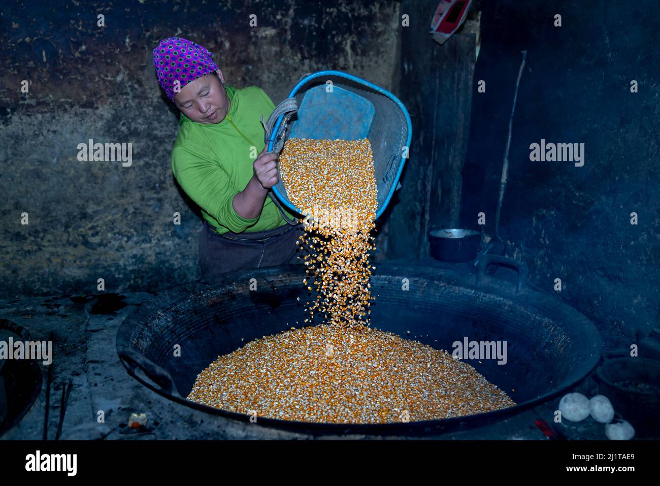 Ban Pho, Distrikt Bac Ha, Provinz Lao Cai, Vietnam - 19. Februar 2022: Bilder der Herstellung von Alkohol aus Maiskörnern nach dem traditionellen Metho Stockfoto