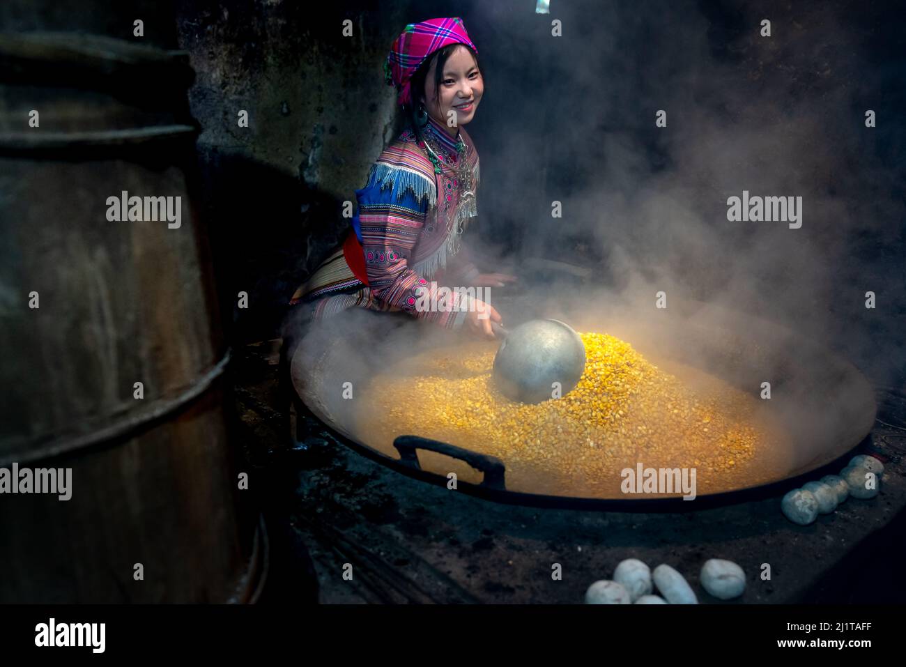 Ban Pho, Distrikt Bac Ha, Provinz Lao Cai, Vietnam - 19. Februar 2022: Bilder der Herstellung von Alkohol aus Maiskörnern nach dem traditionellen Metho Stockfoto