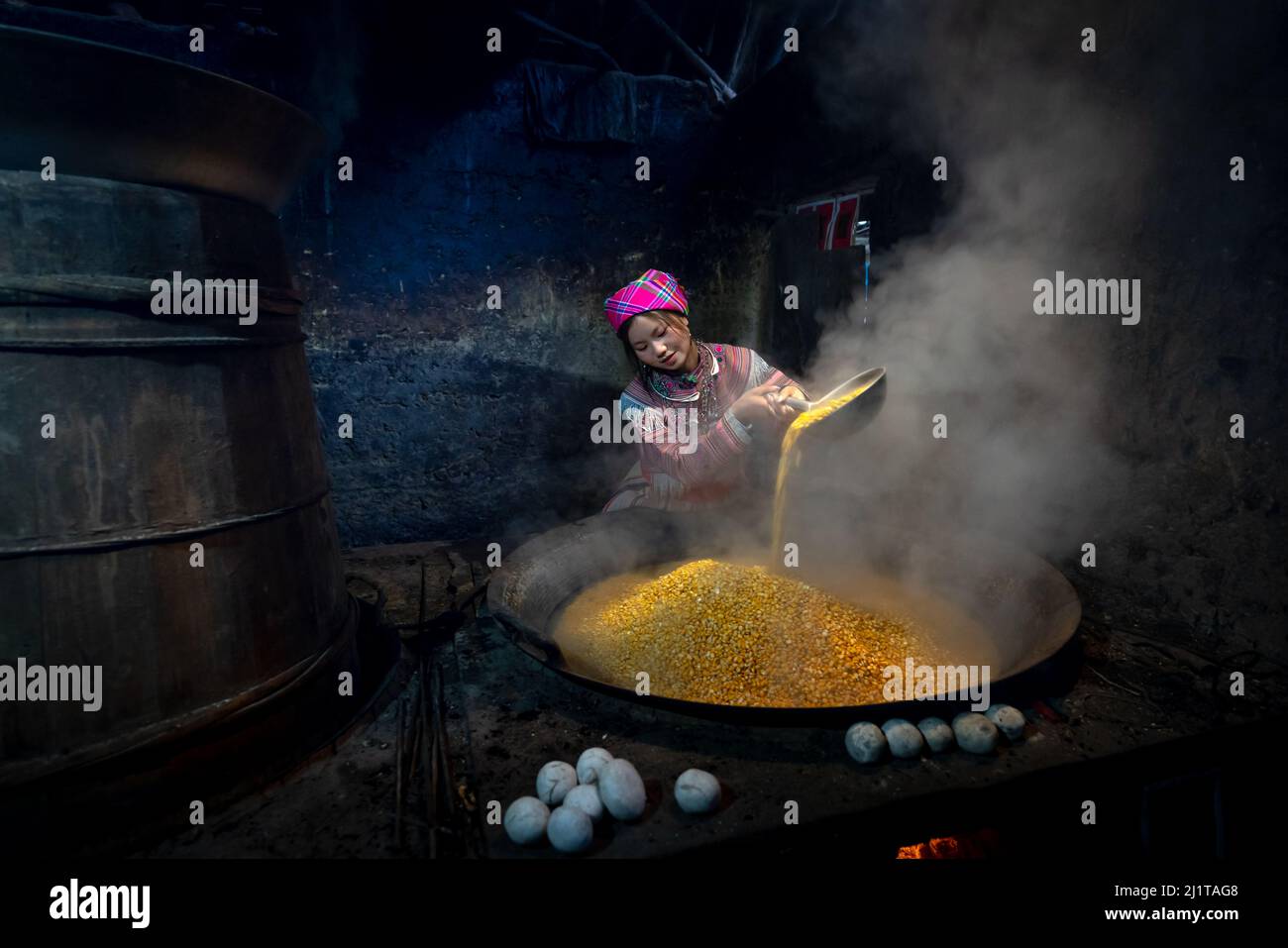 Ban Pho, Distrikt Bac Ha, Provinz Lao Cai, Vietnam - 19. Februar 2022: Bilder der Herstellung von Alkohol aus Maiskörnern nach dem traditionellen Metho Stockfoto