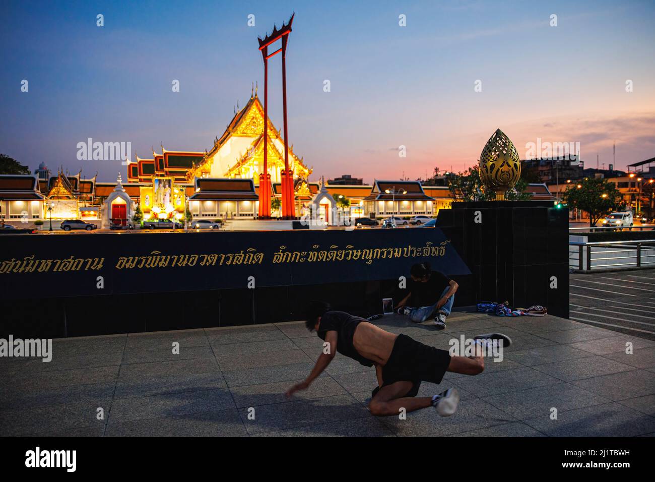 Bangkok, Thailand. 15. März 2022. Ein Mann sah, wie er vor dem Giant Swing in Bangkok Straßentanz übte. Rattanakosin Island, das Innere Bangkoks, ist der Kern der historischen und kulturellen Zone Bangkoks. Dieser Ort ist auch bekannt als eine alte Stadt wegen des Alters der Zone, dass mehr als 100 Jahre des Bestehens. Nicht nur Palast, Tempel und Wahrzeichen dieser Zone umfassen das Leben und die Aktivitäten der Menschen, die rund um die heilige Gegend von Bangkok leben. (Foto von Varuth Pongsapipatt/SOPA Images/Sipa USA) Quelle: SIPA USA/Alamy Live News Stockfoto