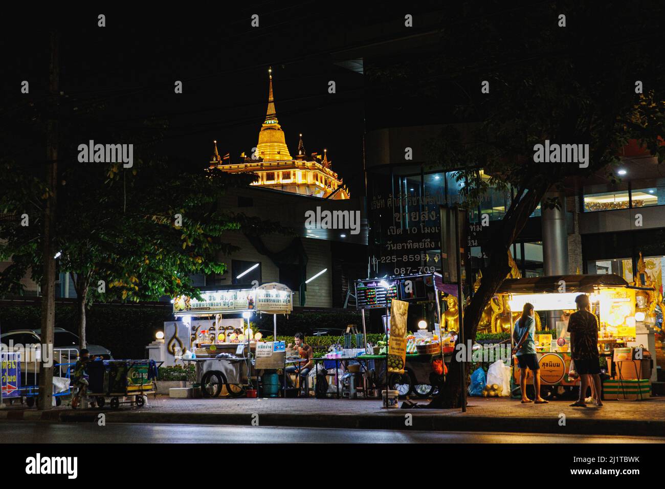 Bangkok, Thailand. 15. März 2022. Blick auf den Wat Saket, der als Phu Khao Thong (Goldberg) in Bangkok bekannt ist. Rattanakosin Island, das Innere Bangkoks, ist der Kern der historischen und kulturellen Zone Bangkoks. Dieser Ort ist auch bekannt als eine alte Stadt wegen des Alters der Zone, dass mehr als 100 Jahre des Bestehens. Nicht nur Palast, Tempel und Wahrzeichen dieser Zone umfassen das Leben und die Aktivitäten der Menschen, die rund um die heilige Gegend von Bangkok leben. (Foto von Varuth Pongsapipatt/SOPA Images/Sipa USA) Quelle: SIPA USA/Alamy Live News Stockfoto