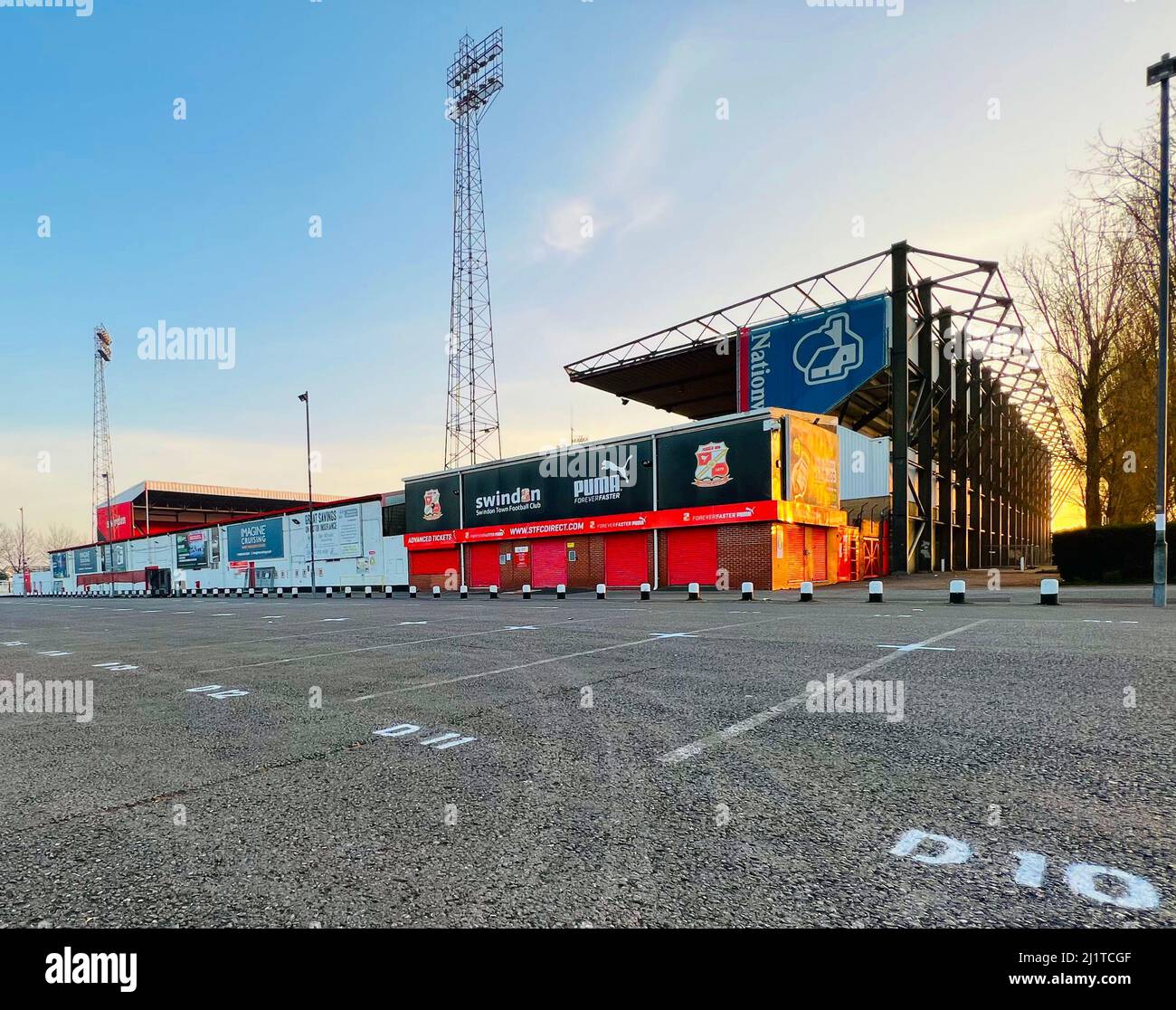 SWINDON, Großbritannien - 26. MÄRZ 2022: Swindon Town Football Club County Ground. Stockfoto